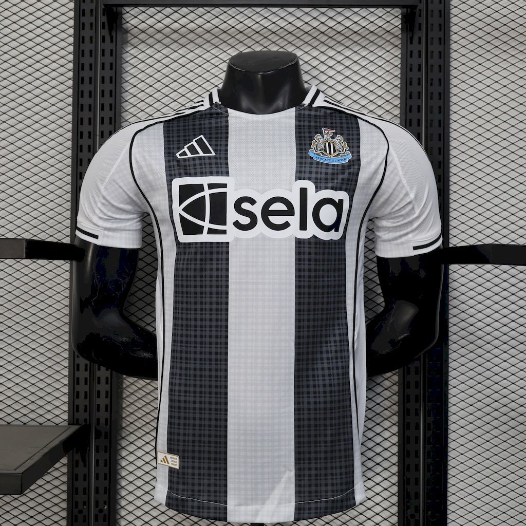 Newcastle United 25/26 Camisola Principal Versão Jogador