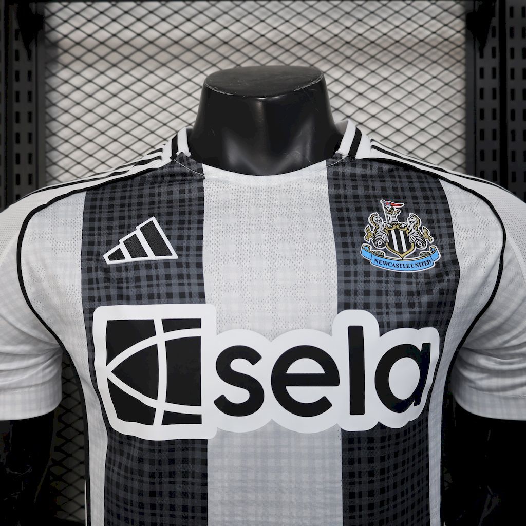 Newcastle United 25/26 Camisola Principal Versão Jogador