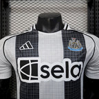 Newcastle United 25/26 Camisola Principal Versão Jogador